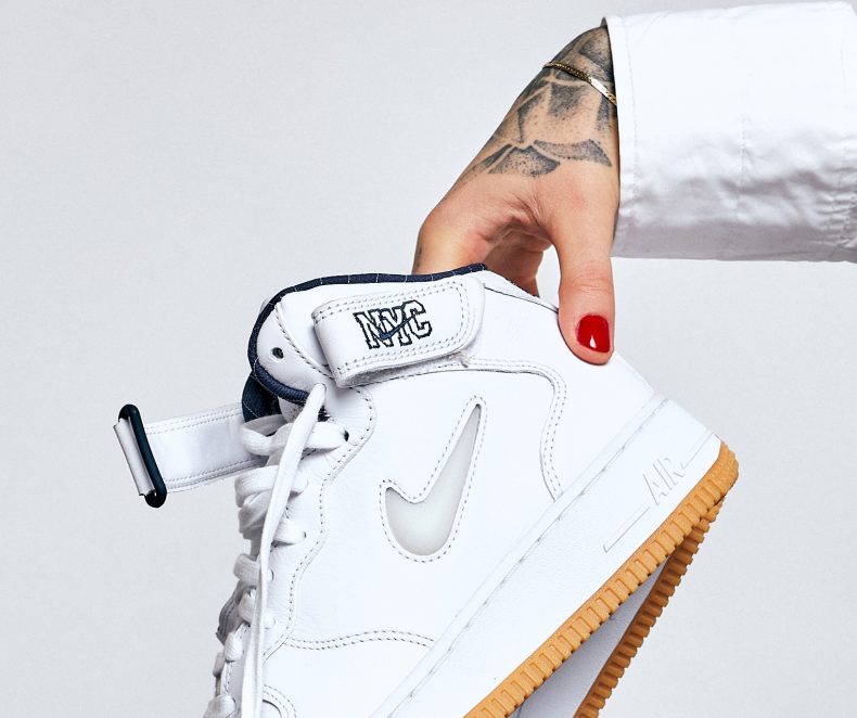 Verpasse die doppelte Release der kultigen Air Force 1 Mid Jewel nicht